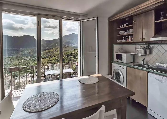 Casa Rossa Bed & Breakfast 3*