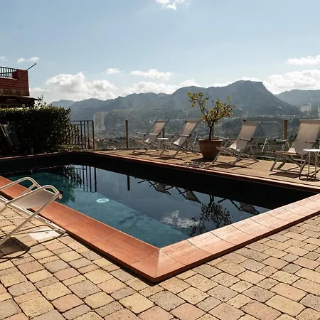 Casa Rossa Монреале